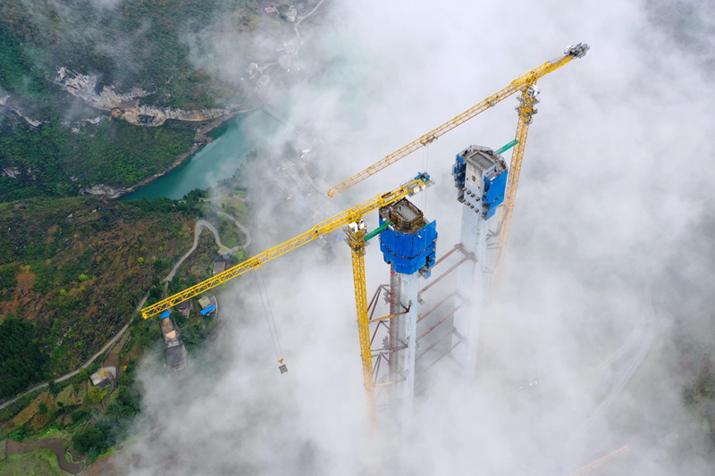 Guizhou: constru??o da torre principal da ponte sobre o rio Tongzi da via expressa Jinsha-Renhuai é concluída