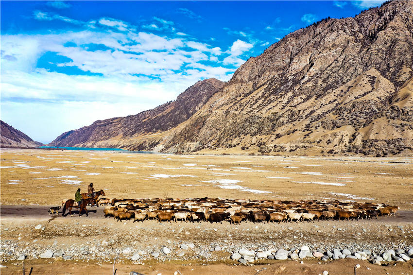 Zhaosu, Xinjiang: melhoria dos padr?es de vida facilita migra??es de pastores