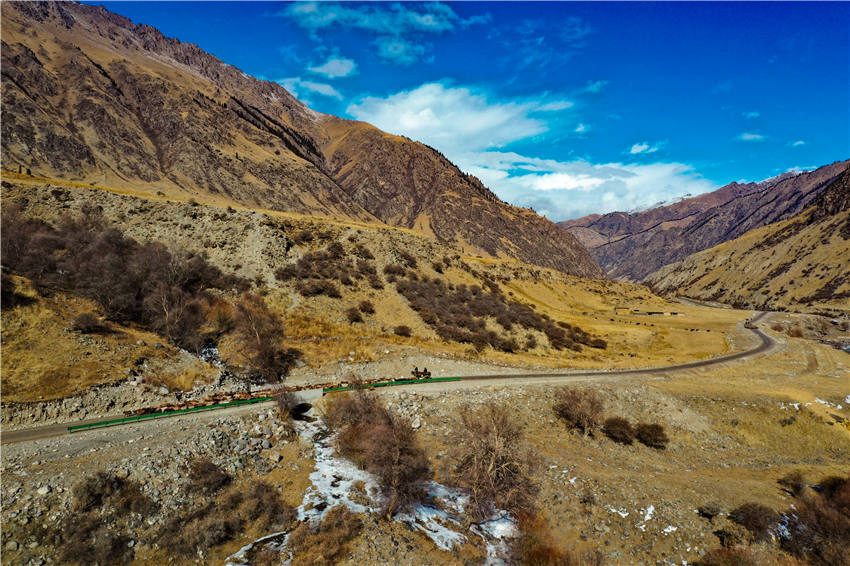Zhaosu, Xinjiang: melhoria dos padr?es de vida facilita migra??es de pastores