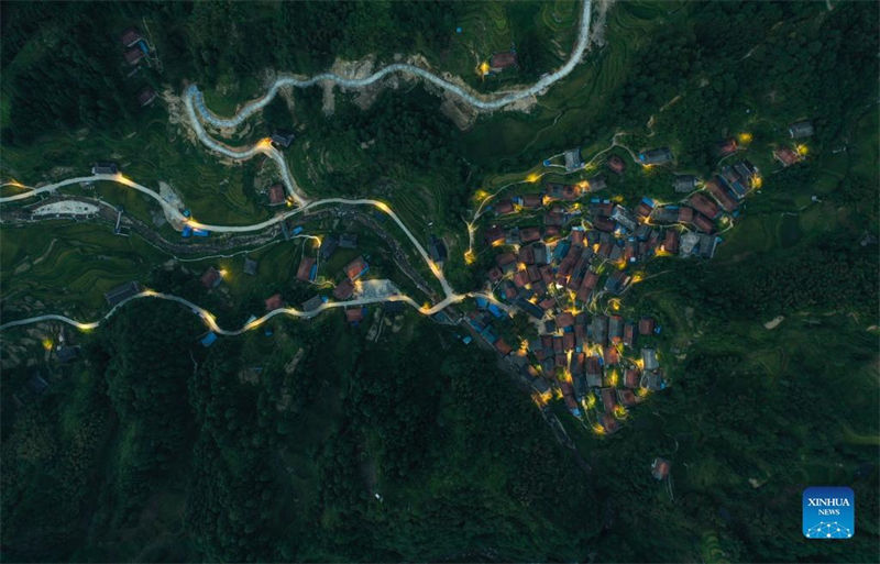 Lampadas solares de rua iluminam céu noturno no sul da China