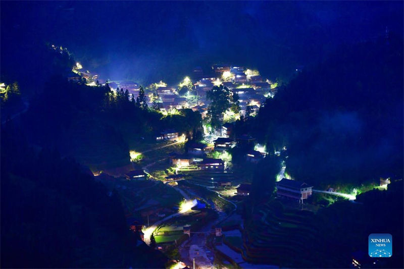 Lampadas solares de rua iluminam céu noturno no sul da China