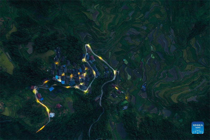 Lampadas solares de rua iluminam céu noturno no sul da China