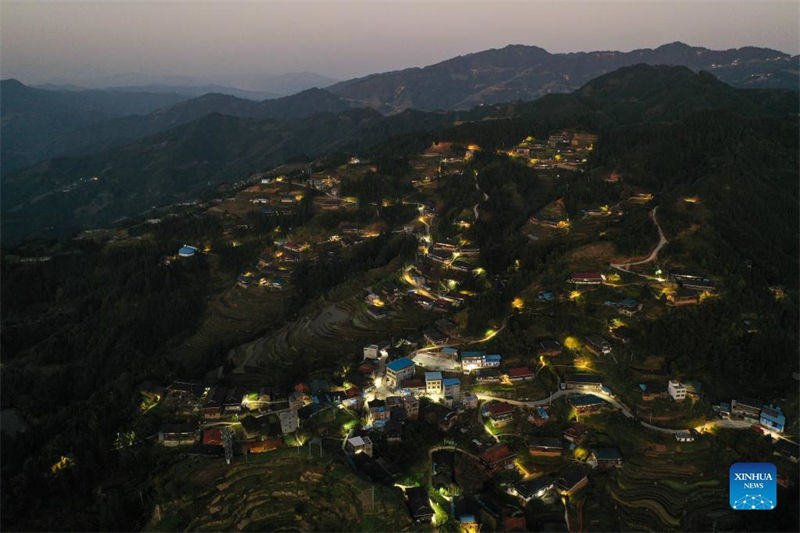 Lampadas solares de rua iluminam céu noturno no sul da China