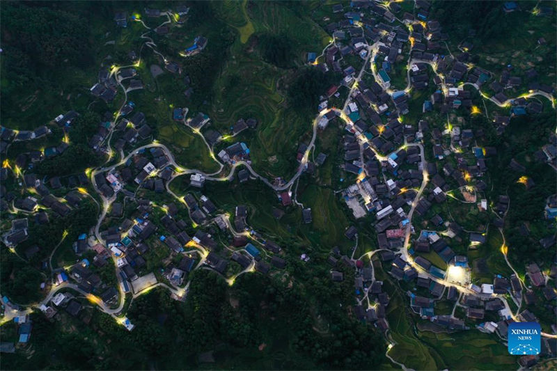 Lampadas solares de rua iluminam céu noturno no sul da China