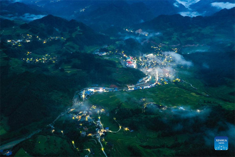 Lampadas solares de rua iluminam céu noturno no sul da China