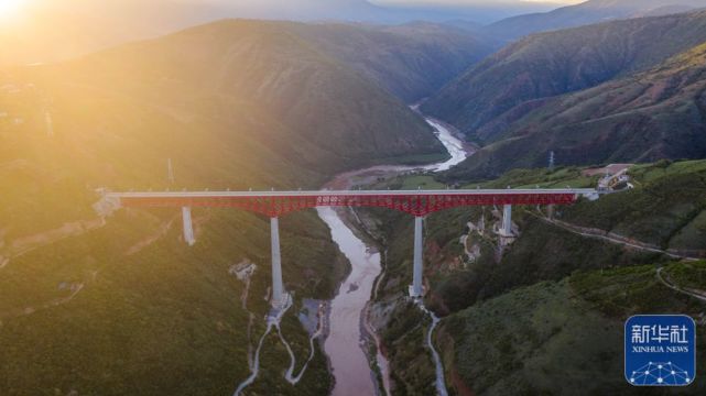 Ferrovia China-Laos iniciará opera??es nesta sexta-feira