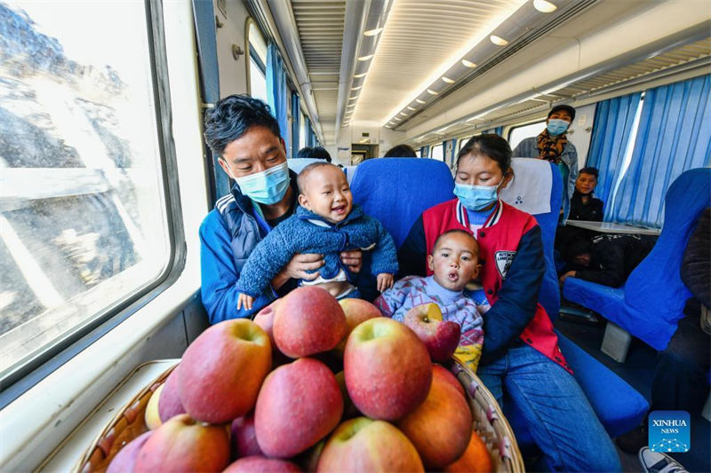 Trem lento traz conveniência para habitantes no sudoeste da China 