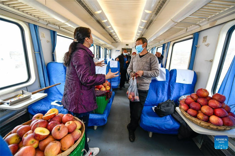 Trem lento traz conveniência para habitantes no sudoeste da China 