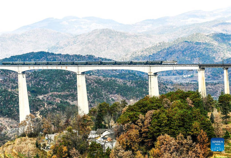 Trem lento traz conveniência para habitantes no sudoeste da China 
