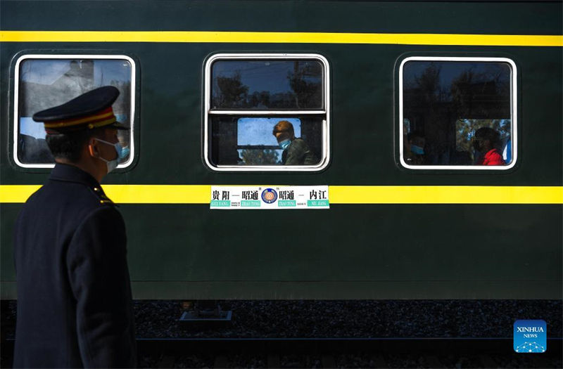 Trem lento traz conveniência para habitantes no sudoeste da China 