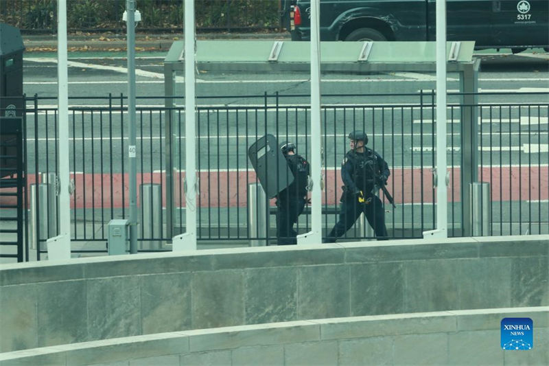 Homem armado rende-se à polícia depois de impasse nas imedia??es da sede da ONU