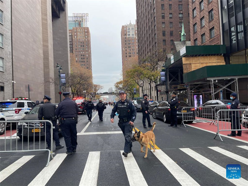 Homem armado rende-se à polícia depois de impasse nas imedia??es da sede da ONU