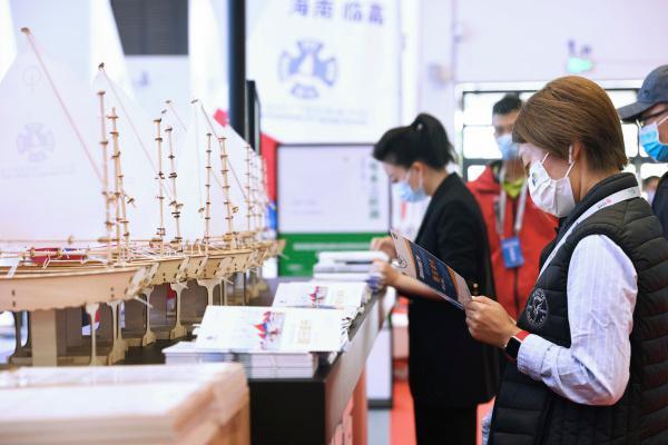 Exposi??o de importa??o de mercadorias e equipamentos esportivos é realizada no sul da China