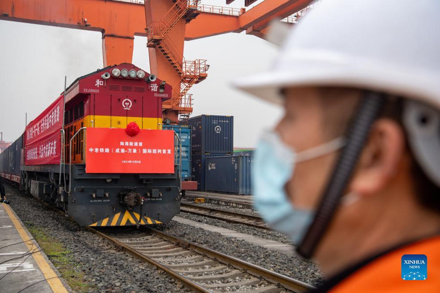 Dois trens de carga partem da China para Laos