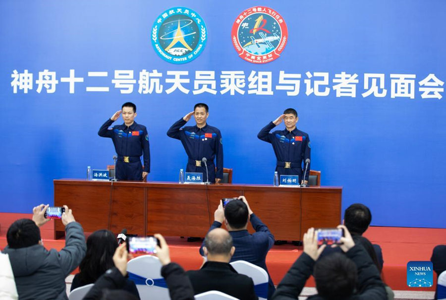 Astronautas da Shenzhou-12 fazem primeira apari??o pública após recupera??o inicial