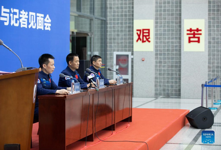 Astronautas da Shenzhou-12 fazem primeira apari??o pública após recupera??o inicial