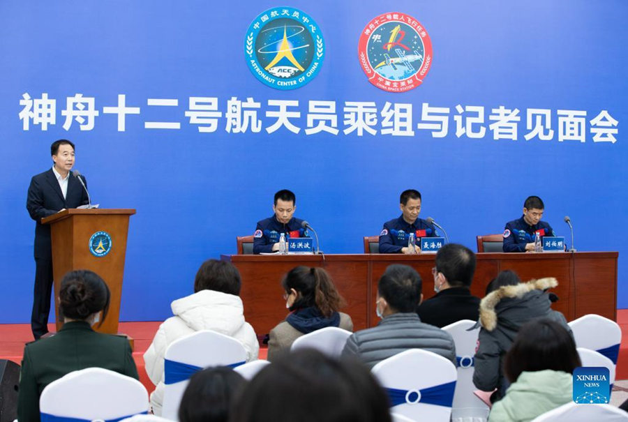 Astronautas da Shenzhou-12 fazem primeira apari??o pública após recupera??o inicial