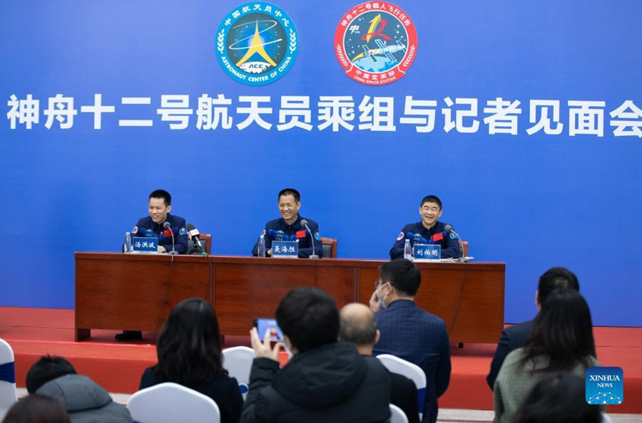Astronautas da Shenzhou-12 fazem primeira apari??o pública após recupera??o inicial
