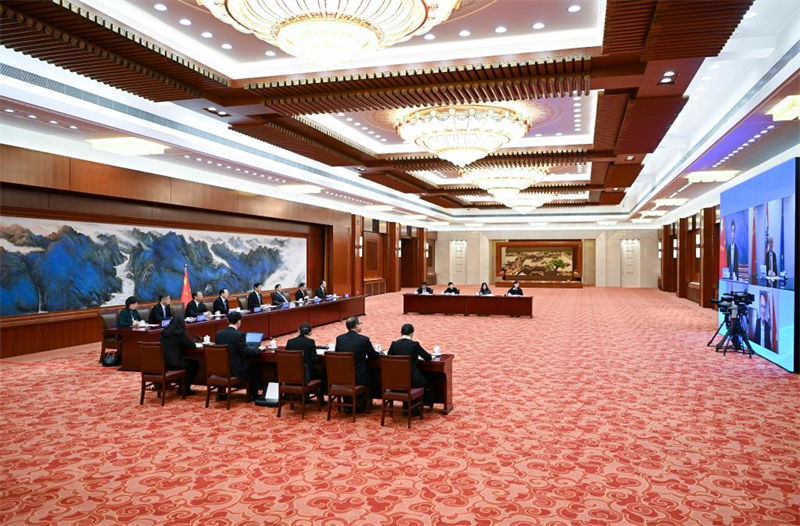 Mais alto legislador chinês pede intercambios intensificados com parlamento austríaco