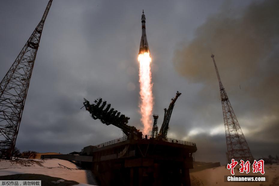 Rússia lan?a nave espacial tripulada com jornalista e turistas a bordo para Esta??o Espacial Internacional 