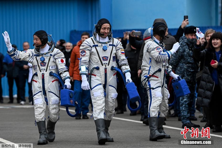 Rússia lan?a nave espacial tripulada com jornalista e turistas a bordo para Esta??o Espacial Internacional 