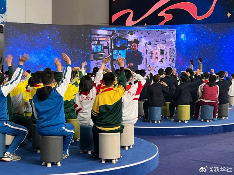 Austronautas chineses lecionam do espa?o