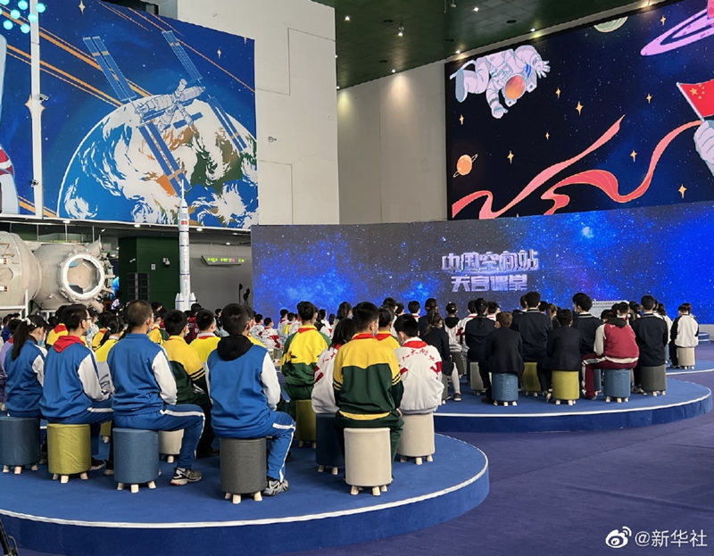 Austronautas chineses lecionam do espa?o
