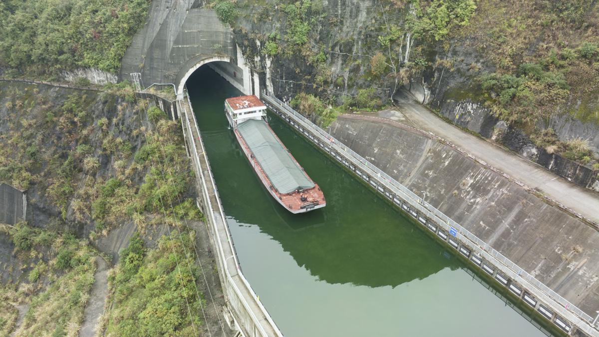 China: Guizhou realiza navega??es por meio de sistema de eleva??o