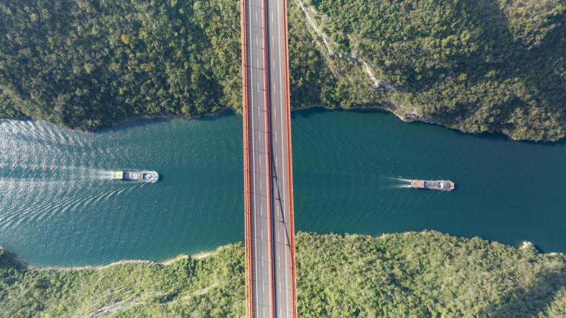 China: Guizhou realiza navega??es por meio de sistema de eleva??o
