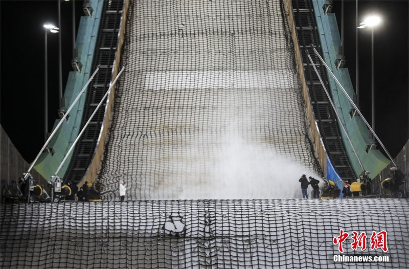 Salto de Esqui Shougang de Beijing se ocupa com produ??o de neve