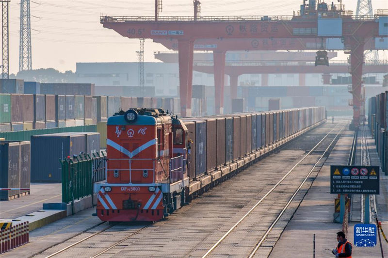 Trem de carga internacional da Ferrovia China-Laos (Yiwu-Vientiane) é colocado em servi?o