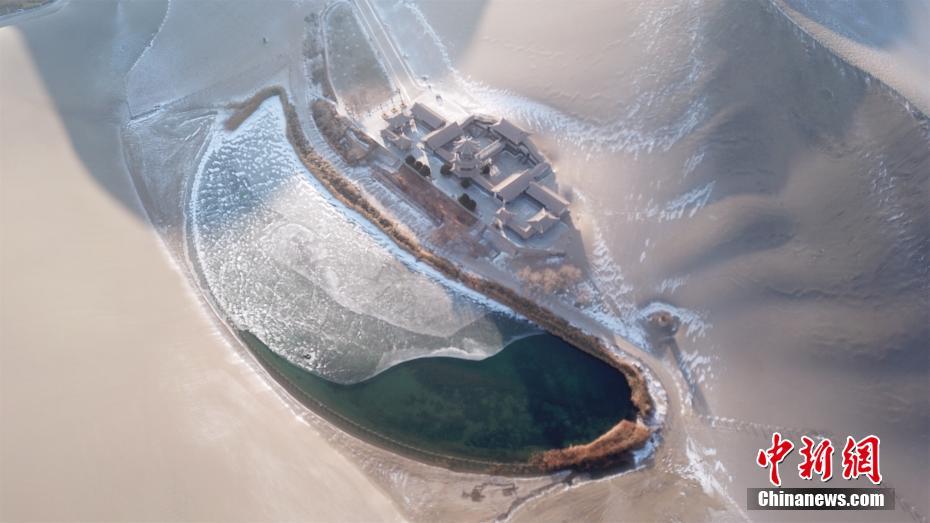 Galeria: queda de neve no lago crescente em Dunhuang