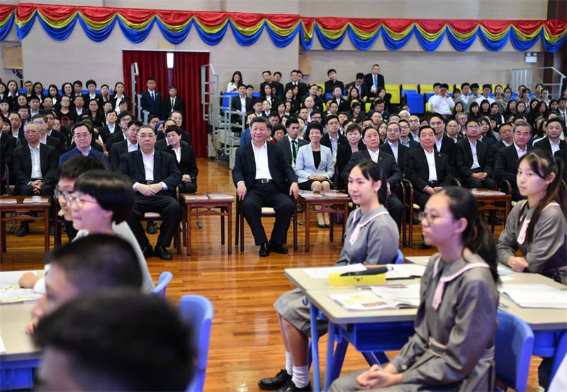 Patriotismo e intera??o de Xi Jinping com estudantes de Macau