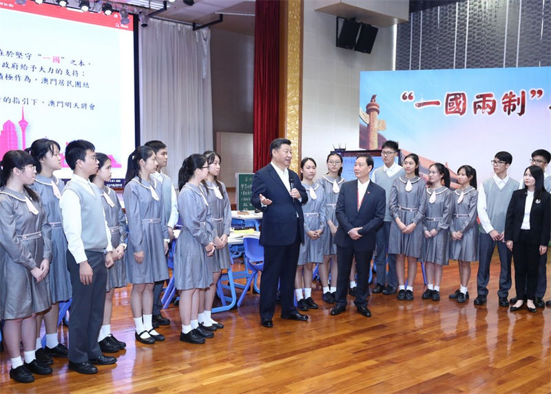 Patriotismo e intera??o de Xi Jinping com estudantes de Macau