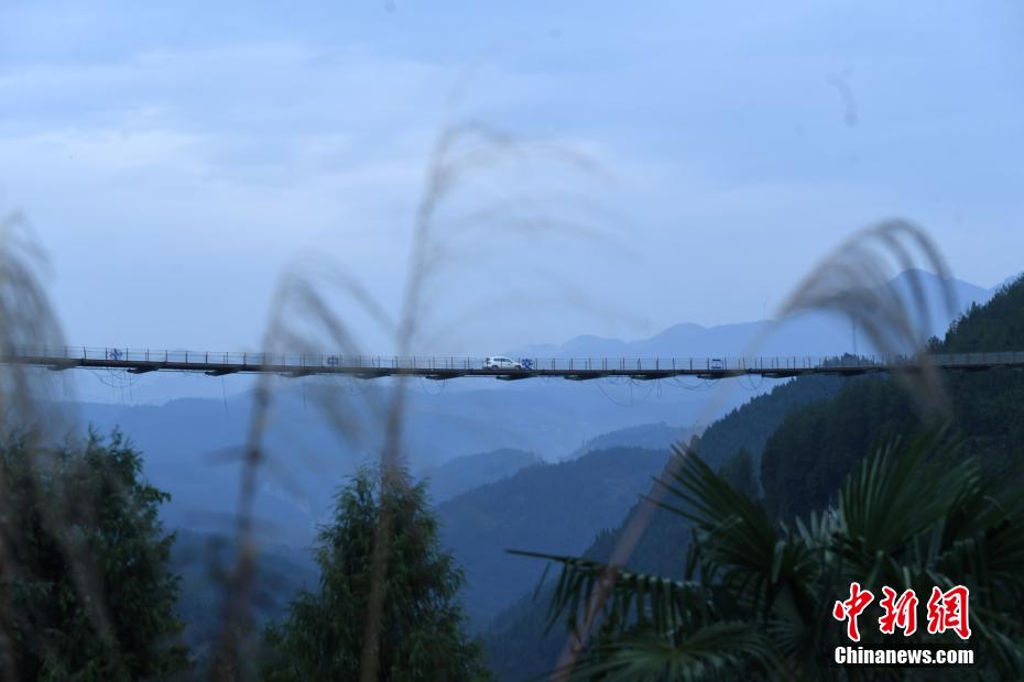 Ponte de suspens?o é construída na cidade montanhosa