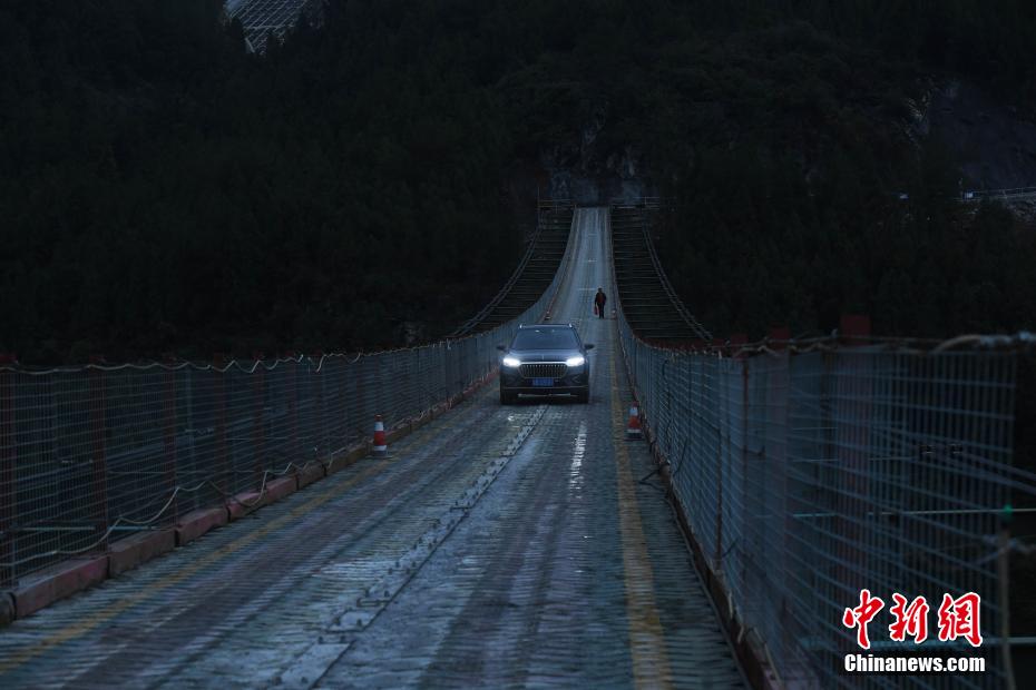 Ponte de suspens?o é construída na cidade montanhosa
