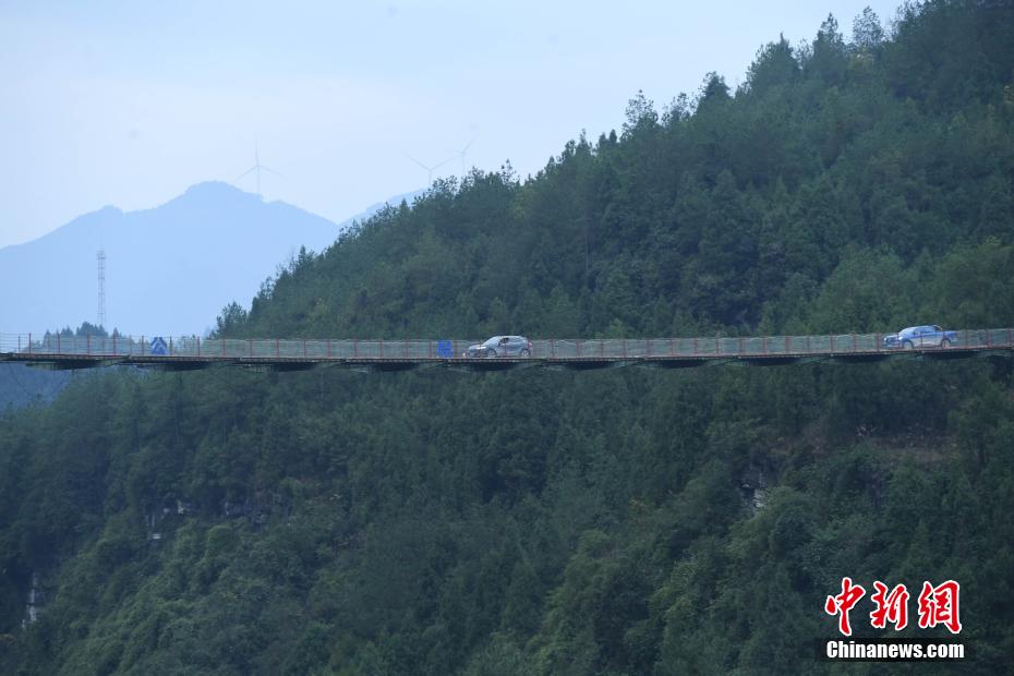 Ponte de suspens?o é construída na cidade montanhosa