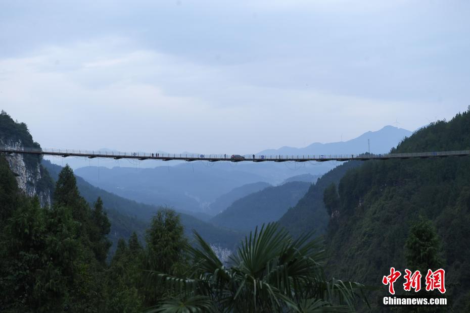 Ponte de suspens?o é construída na cidade montanhosa