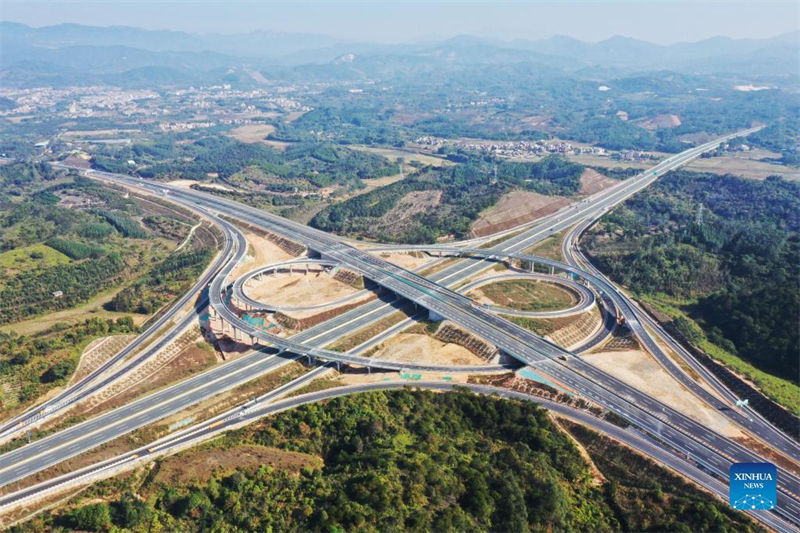 Constru??o da via expressa Guangzhou-Lianzhou está em andamento