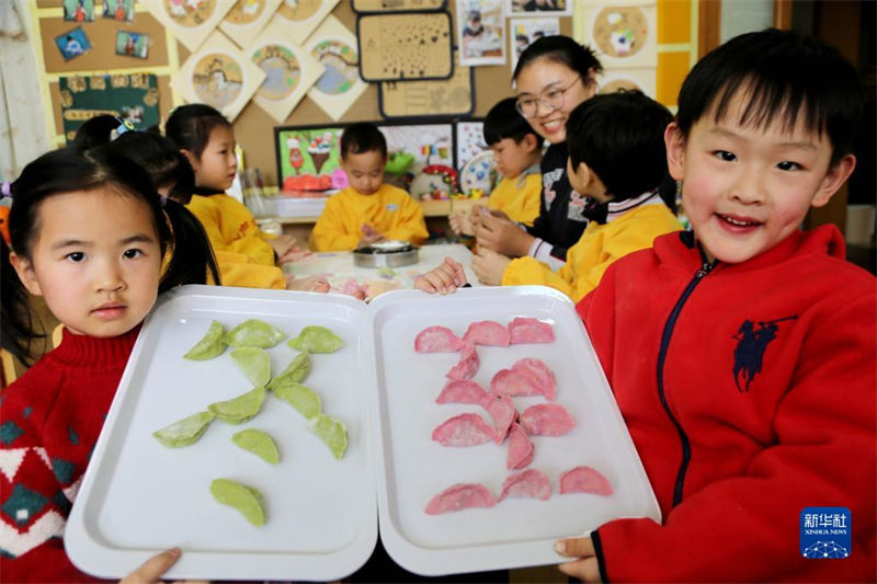 Crian?as fazem jiaozi para celebrar “Festival Dongzhi” 