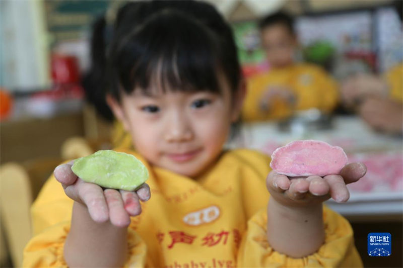Crian?as fazem jiaozi para celebrar “Festival Dongzhi” 