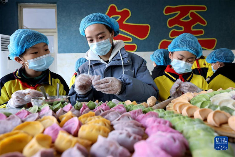 Crian?as fazem jiaozi para celebrar “Festival Dongzhi” 