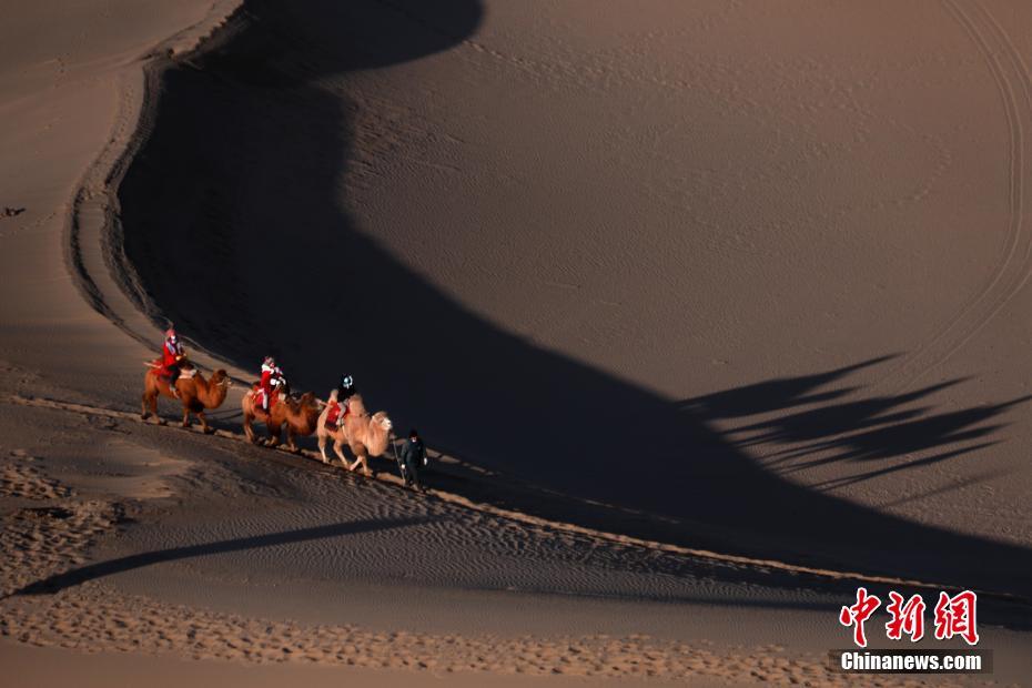 Gansu: varia??o de luz e de sombra no “mar de areia” em Dunhuang   