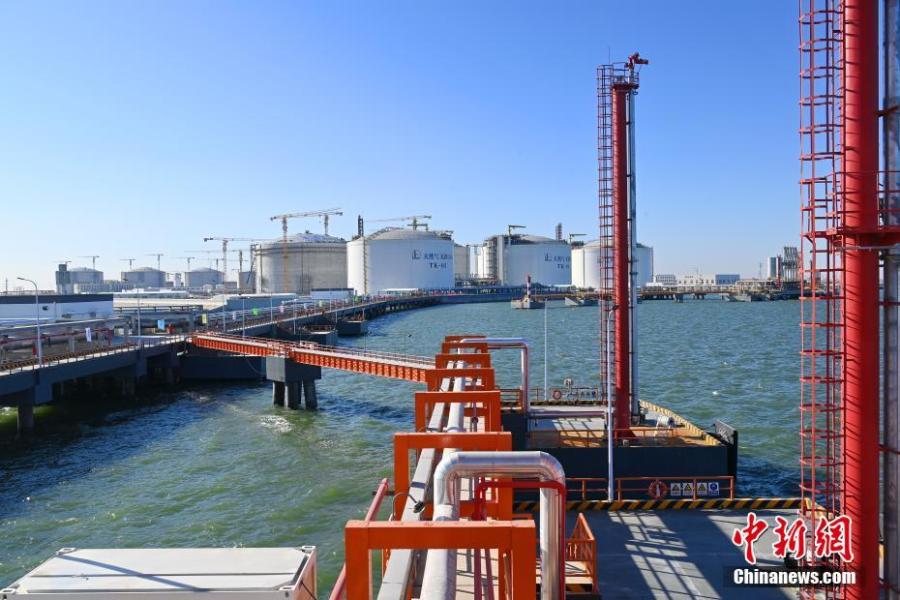 China: primeira esta??o de ancoradouro duplo no terminal de gás natural liquefeito inicia opera??es