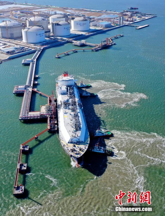 China: primeira esta??o de ancoradouro duplo no terminal de gás natural liquefeito inicia opera??es