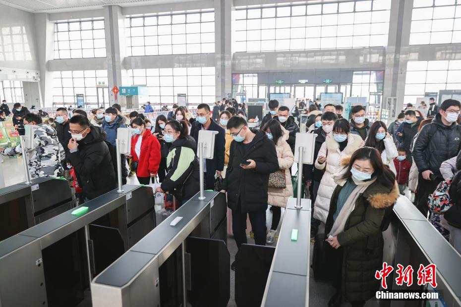 China: ferrovia atinge pico no retorno de passageiros no feriado de Ano Novo