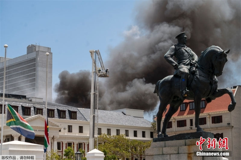 Pessoa é presa por incêndio no parlamento da áfrica do Sul, diz ministro