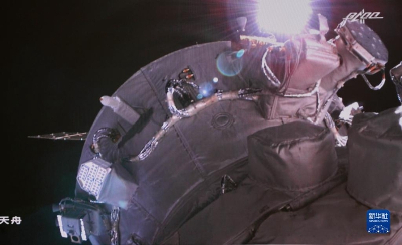 Bra?o robótico da Esta??o Espacial da China transp?e com sucesso uma nave de carga