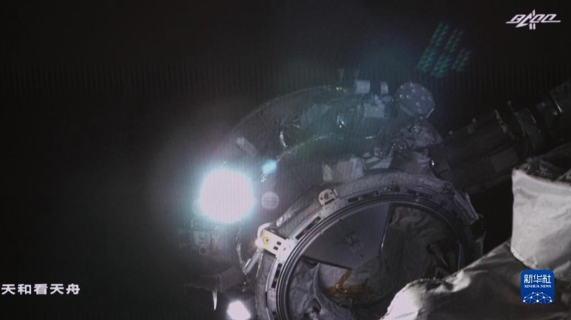 Bra?o robótico da Esta??o Espacial da China transp?e com sucesso uma nave de carga