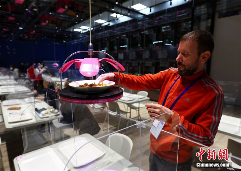 Beijing 2022: rob?s oferecem servi?os inteligentes em restaurante do centro de mídia